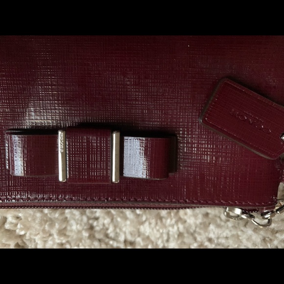 COACH Darcy patent bow small wristlet - Picture 2 of 7